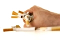 Gebrochene Zigaretten in einer Hand - broken cigarettes in a hand